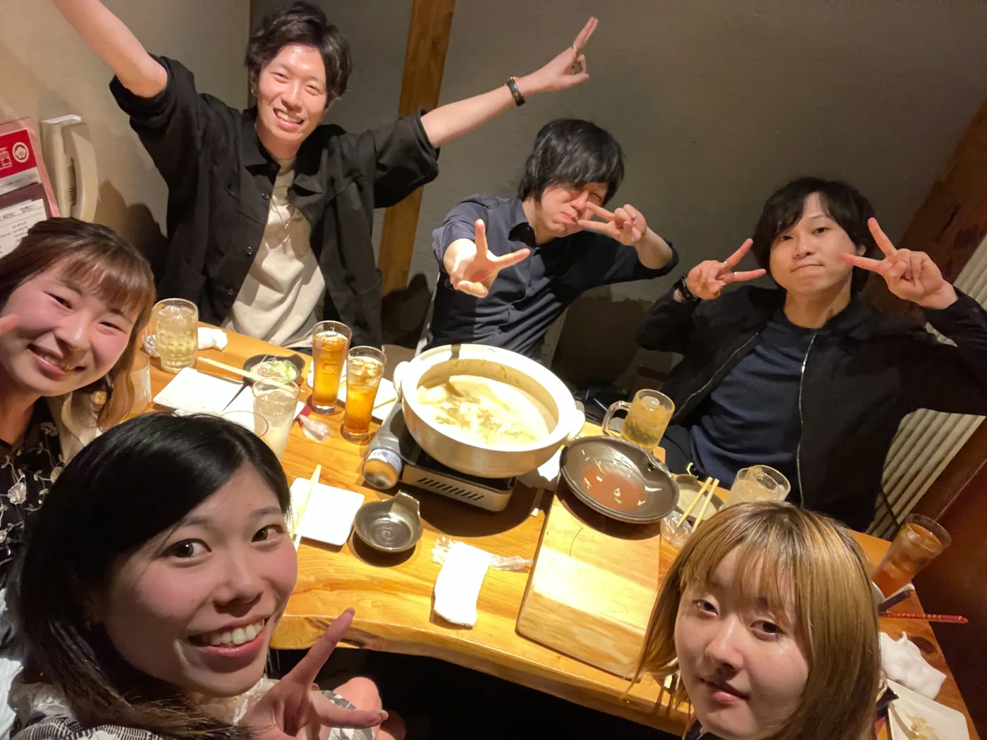 食事会で会話を楽しむ参加者