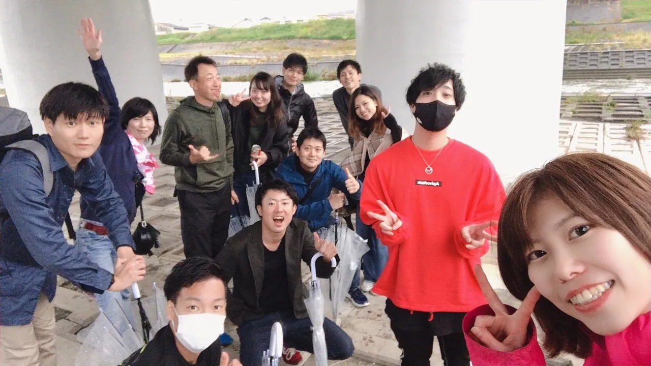 屋外イベントを楽しむ参加者